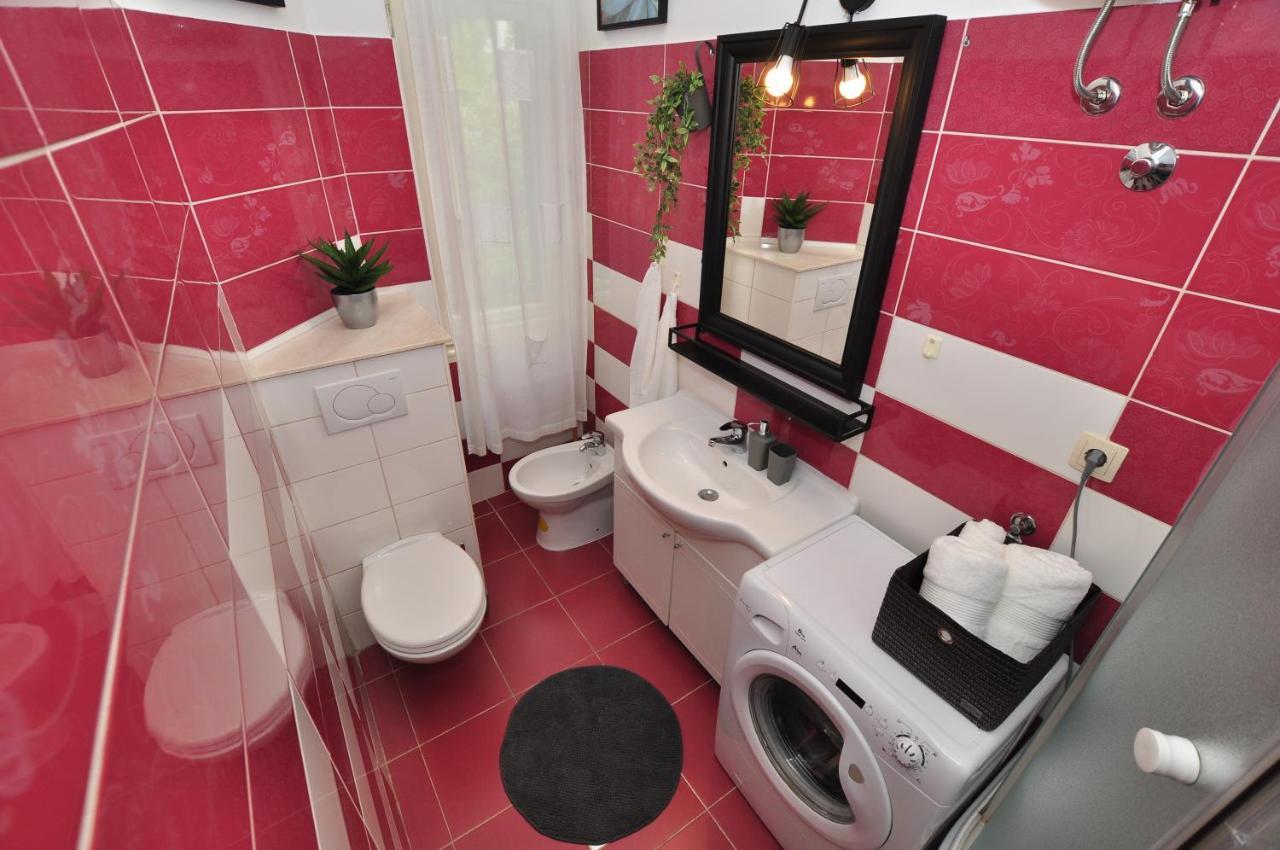 Moel Apartment Split